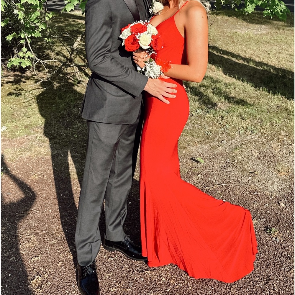 Beautiful REVOLVE Low Back Slip Mermaid Fishtail Gown in Red
Norma Kamali. - Picture 3 of 9